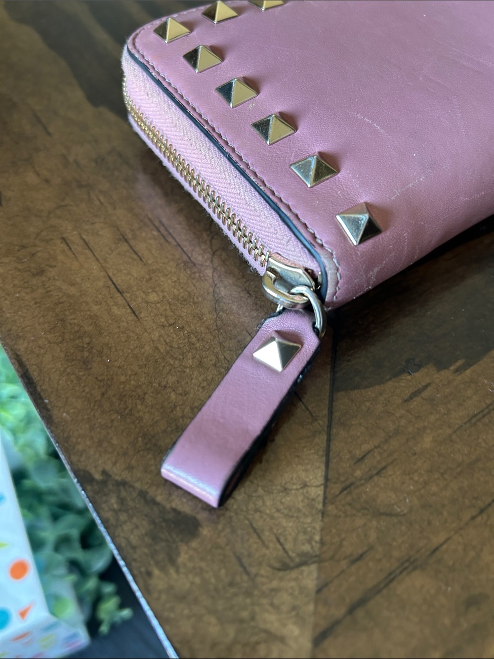 464. Valentino Garavani Pink Zip-Around Rockstud Wallet with Gold Studs - Picture 5 of 10